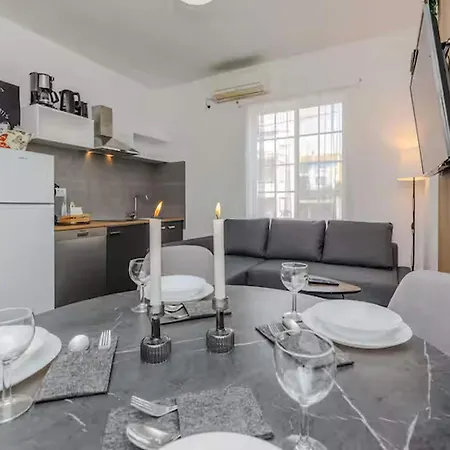 Seaside Getaway For 5 *
